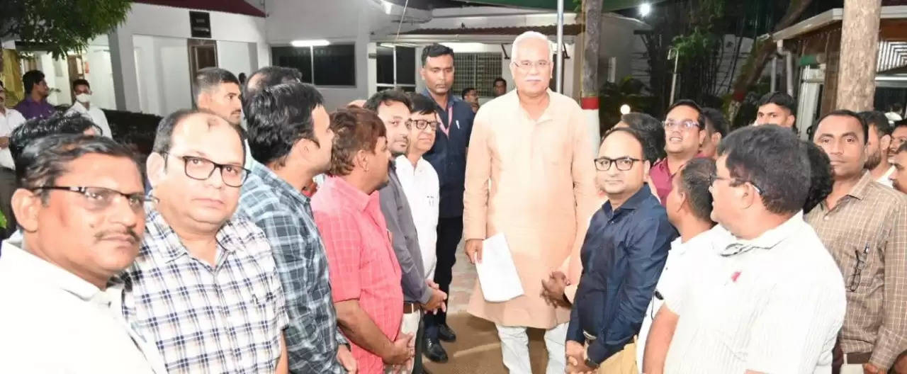 CM भूपेश बघेल से नगर निगम रायपुर के अधिकारियों ने की सौजन्य मुलाकात