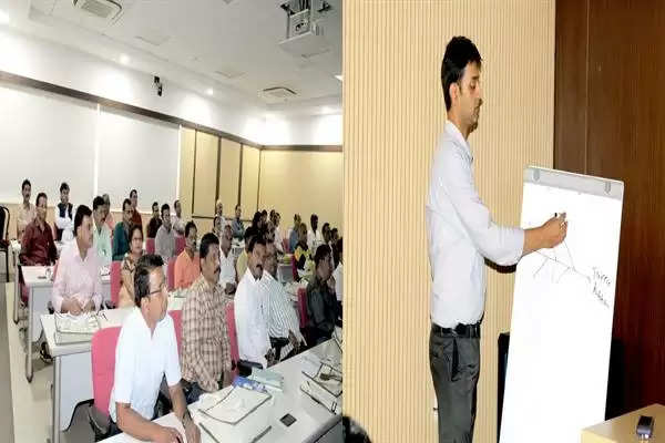 सीएम राइज विद्यालय के प्राचार्यों ने आईआईएम इंदौर के विशेषज्ञों से सीखी लीडरशिप