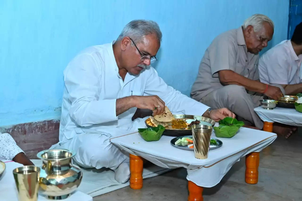 CM बघेल ने किसान गौरीशंकर के घर किया दोपहर का भोजन