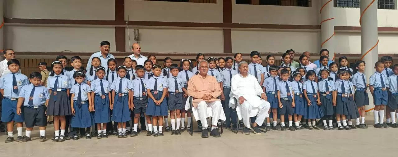 नन्हे बच्चों और शिक्षकों के साथ मुख्यमंत्री ने खिचवाई फोटो