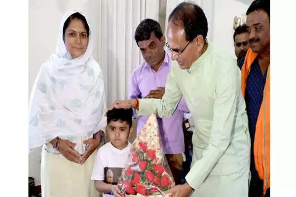CM चौहान से देवराज और उसके माता-पिता ने की भेंट