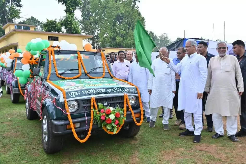 भेंट-मुलाकात अभियान के दौरान CM बघेल ने रामगढ़ में 3 पर्यटक वाहनों का हरी झंडी दिखाकर किया लोकार्पण