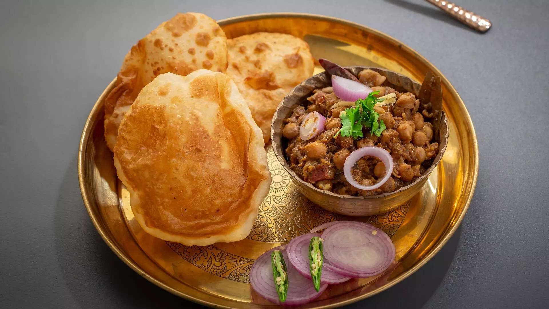 A Food Lover’s Guide: 7 Delectable Dishes to Try in Delhi
