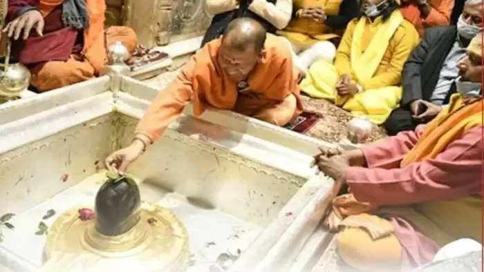 योगी आदित्यनाथ बने काशी विश्वनाथ मंदिर में दर्शन का शतक लगाने वाले पहले सीएम
