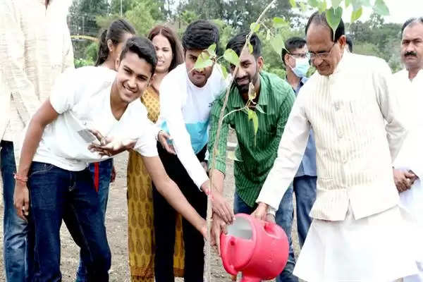 CM चौहान ने पीपल, कदंब और बादाम के पौधे रोपे