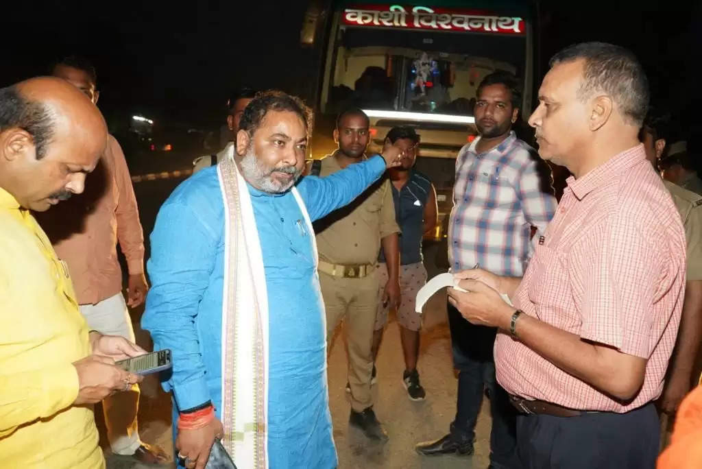 परिवहन मंत्री ने गोरखपुर से लखनऊ जाते समय बसों का किया औचक निरीक्षण