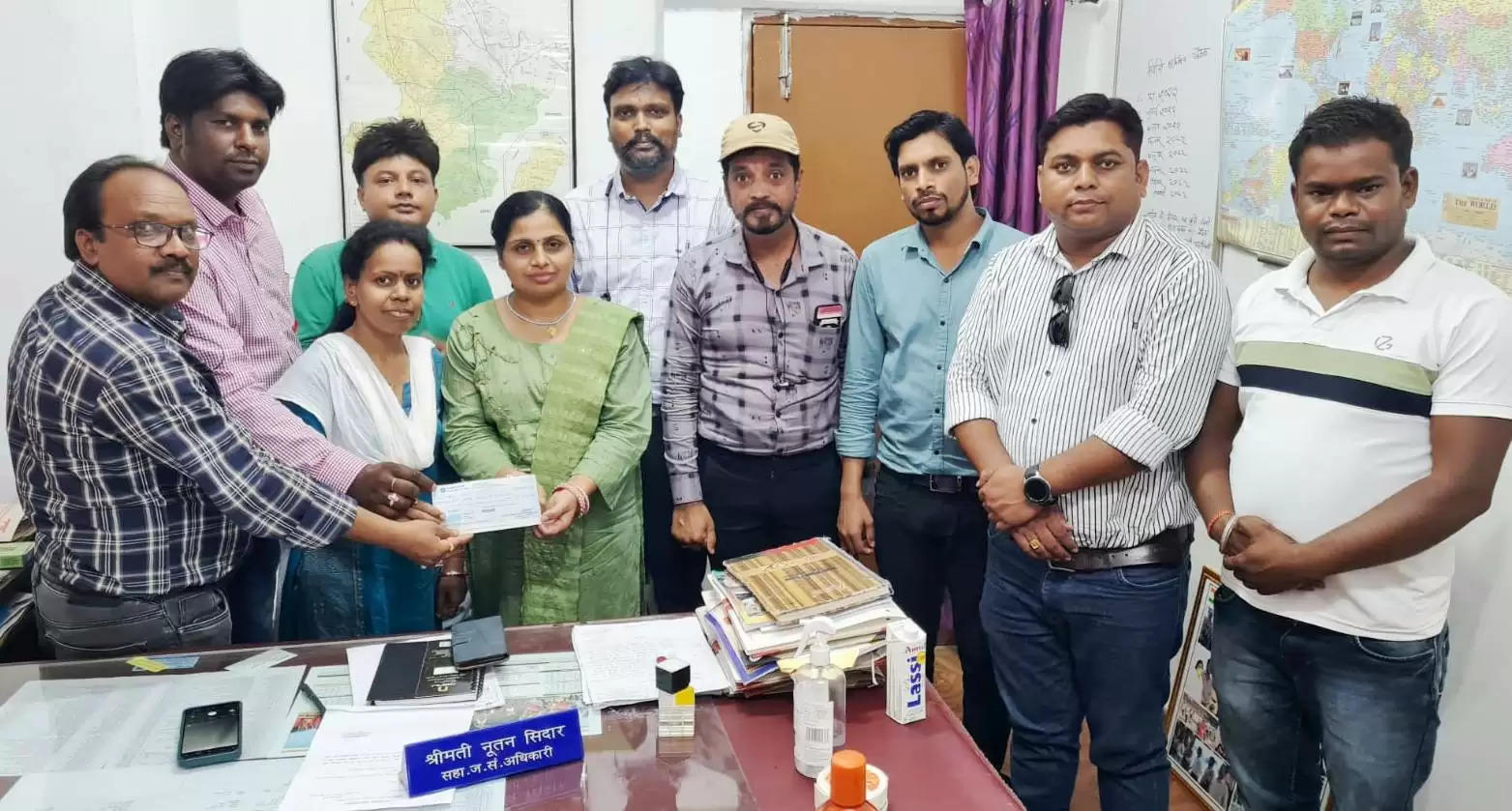 दिवंगत पत्रकार स्वर्गीय विश्वबंधु शर्मा के परिवार को राज्य शासन से मिली 5 लाख की सहायता राशि