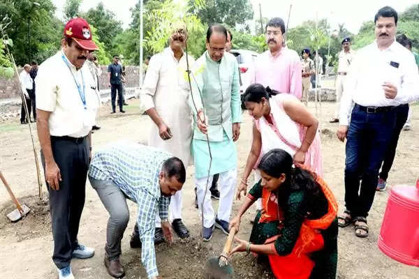 CM चौहान ने पीपल, नीम और हरसिंगार के पौधे लगाए