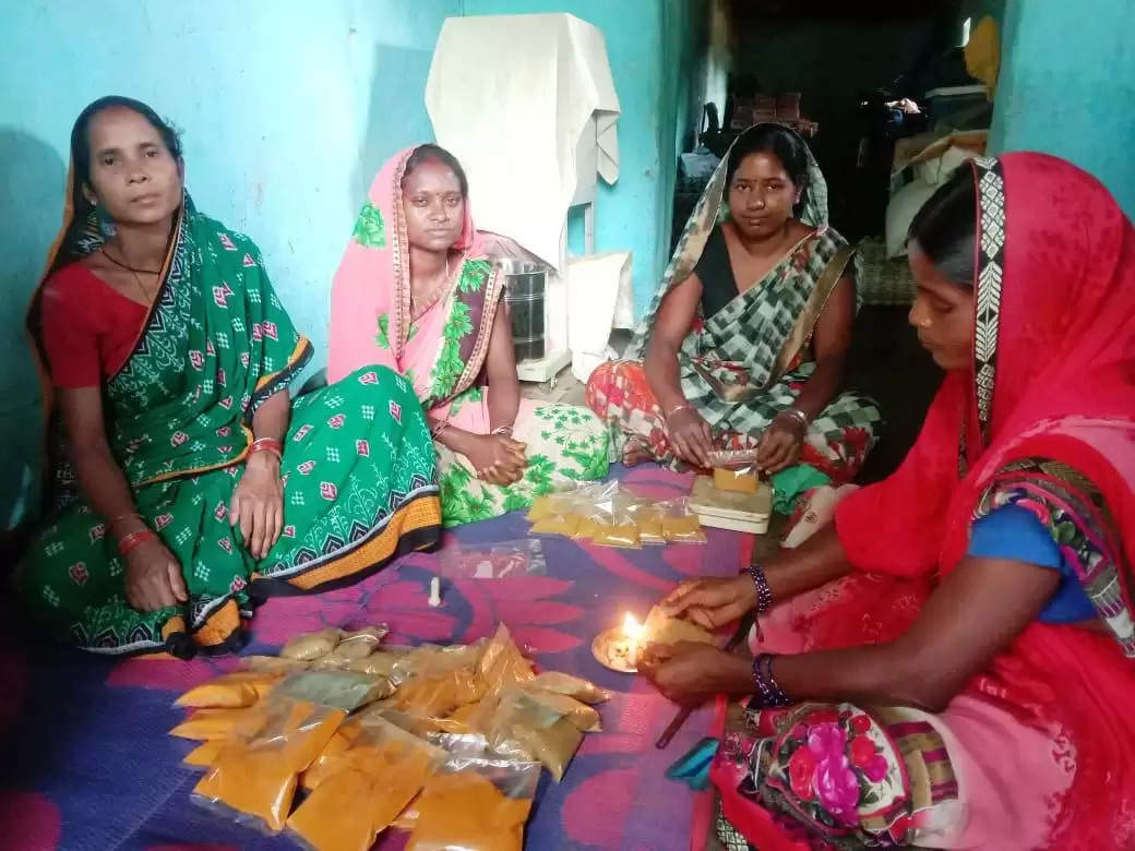 गौठान की गंगा स्व-सहायता समूह की महिलाएं हल्दी मसाला पिसाई व पीडीएस संचालन कर बन रही है आत्मनिर्भर