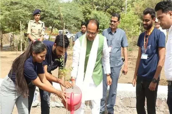 CM चौहान ने नीम और पीपल के पौधे रोपे