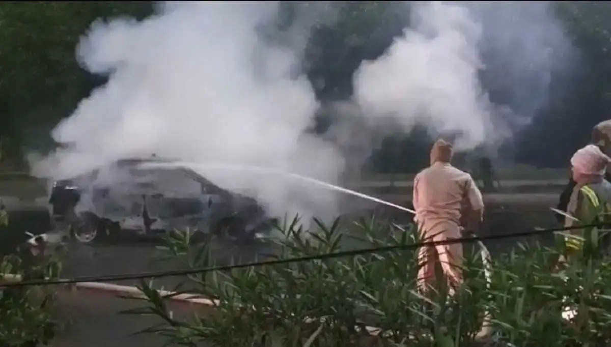 नोएडा में कार बनी आग का गोला, फायर बिग्रेड ने बुझाई आग