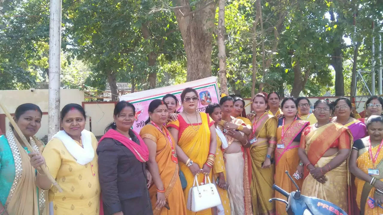 प्रयागराज: हम भारत की नारी हैं, फूल नहीं चिंगारी हैं, महिला एकता जिंदाबाद