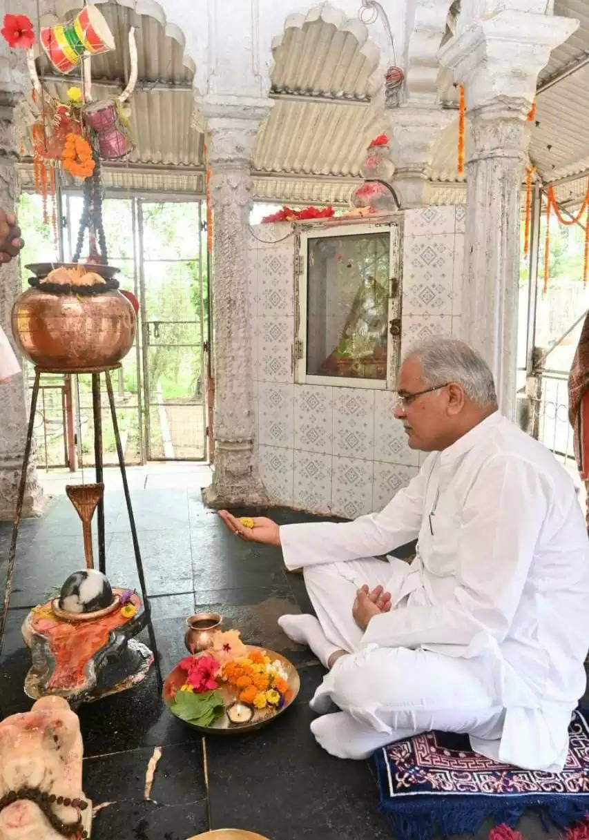 मुख्यमंत्री ने बैकुंठपुर के प्राचीन शिव मंदिर में की पूजा-अर्चना