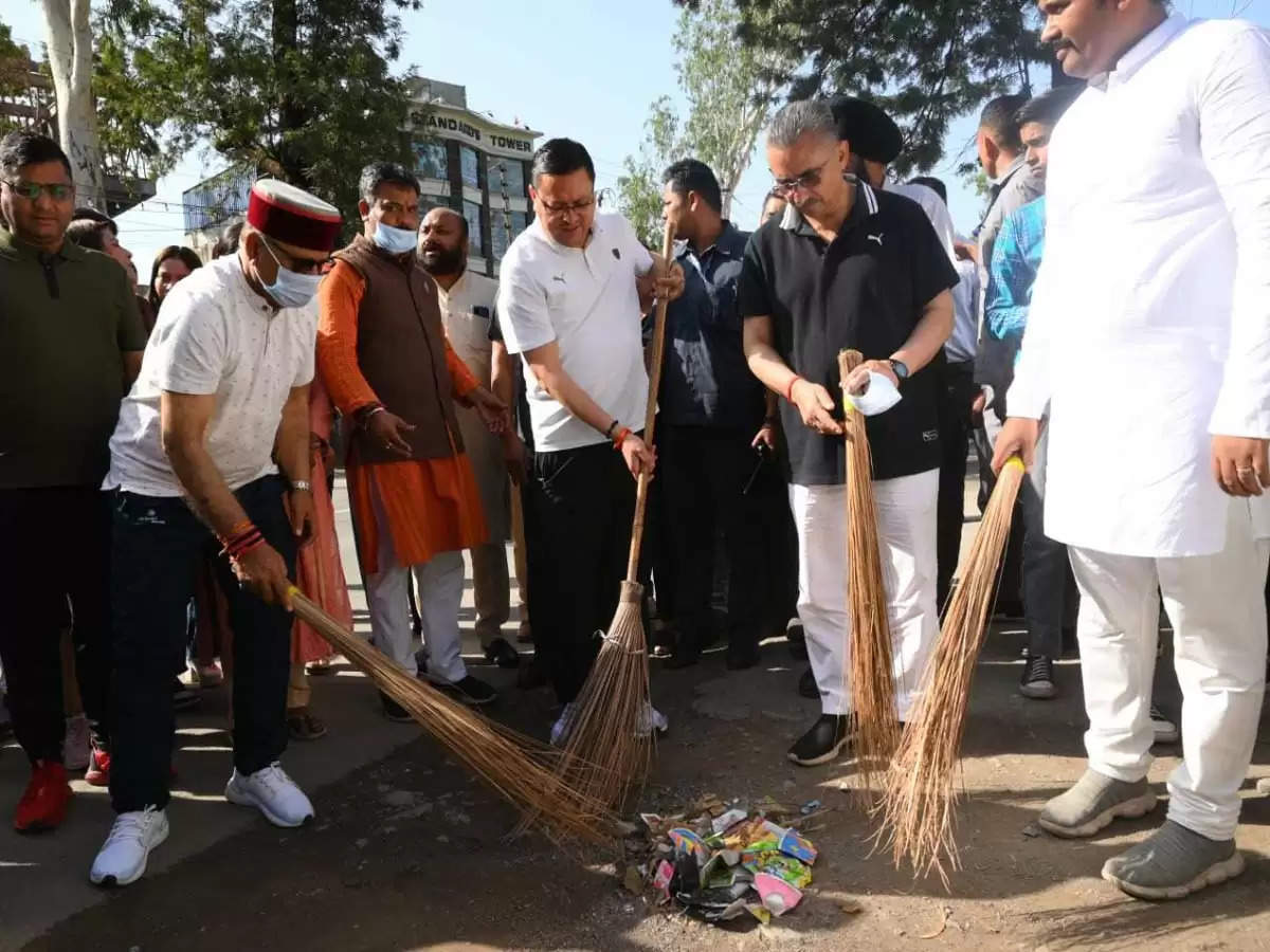 CM धामी ने छात्रों के साथ सड़क पर स्वयं सफाई कर स्वच्छता का दिया संदेश