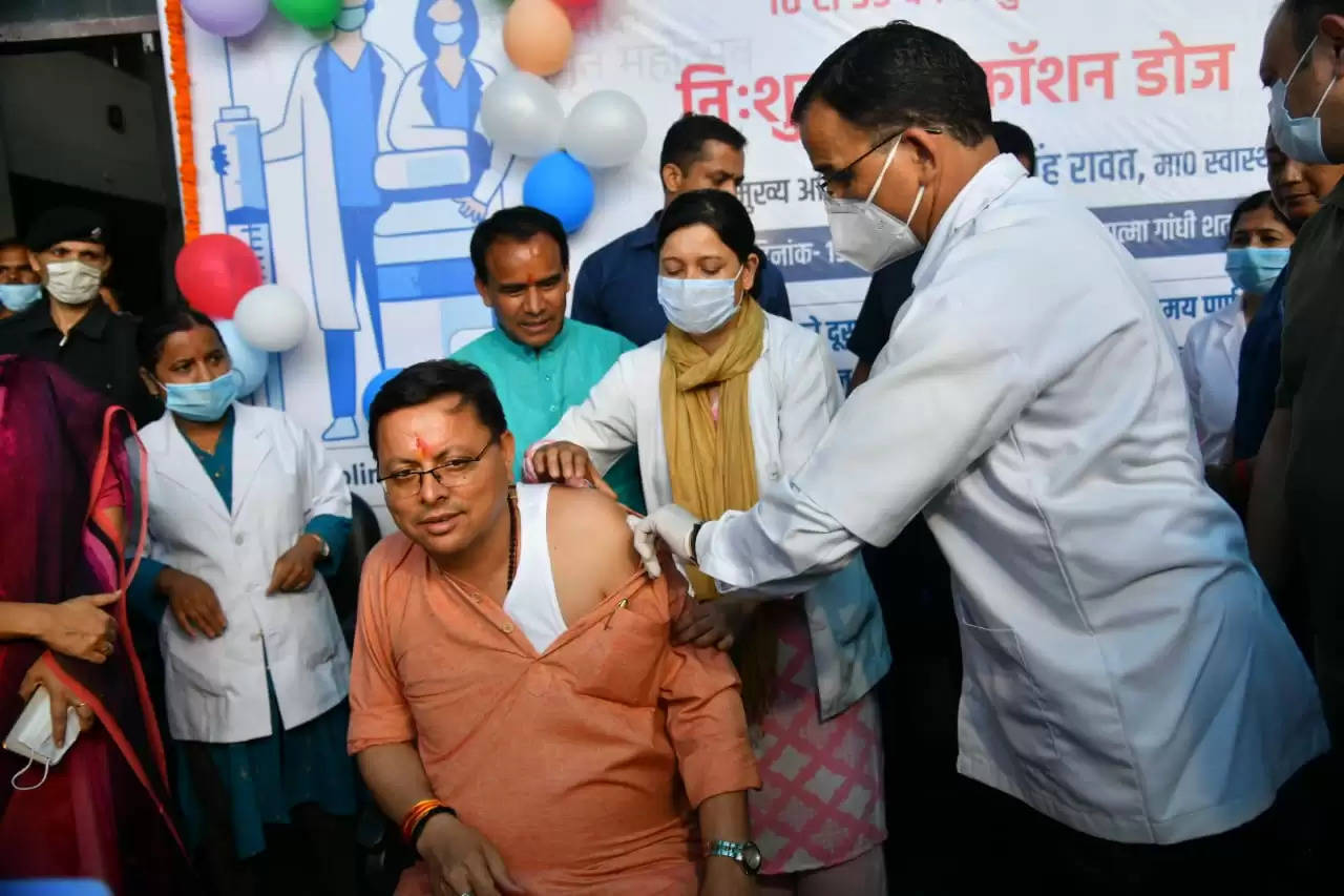 कोविड टीकाकरण अमृत महोत्सव का मुख्यमंत्री ने स्वयं टीका लगाकर किया शुभारम्भ