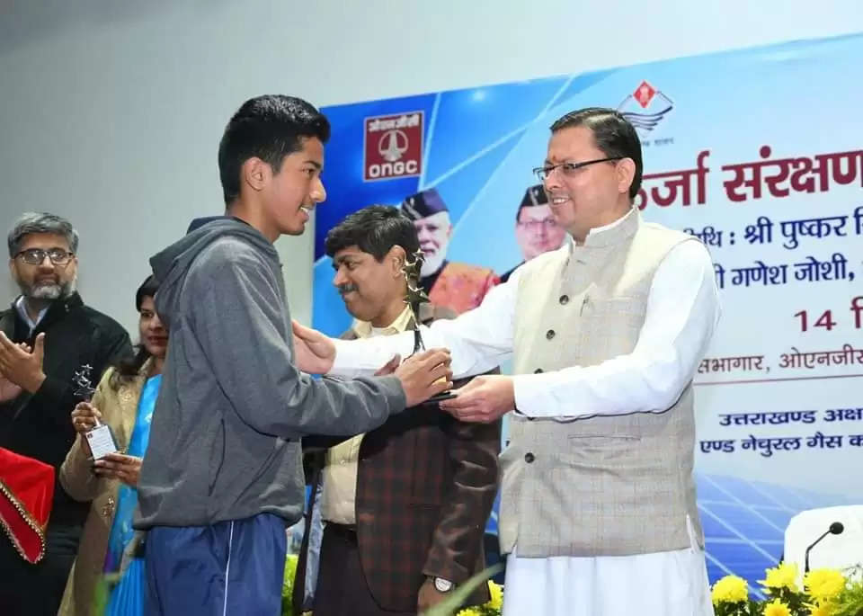 प्रतियोगिताओं के विजेता छात्र-छात्राओं को CM धामी ने पुरस्कृत किया
