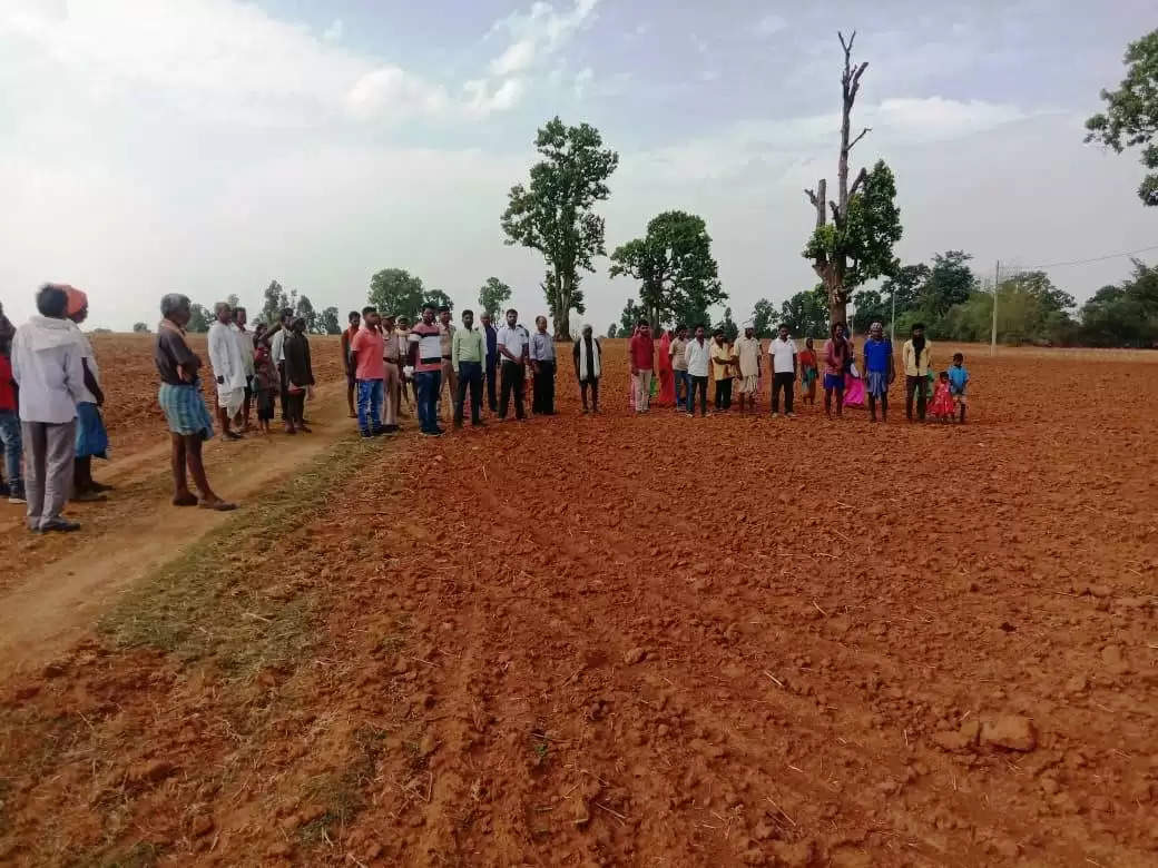 जिला प्रशासन ने कामारीमा कदमपाठ में पहाड़ी कोरवाओं के 45 एकड़ भूमि का कब्जा वापस दिलाया गया