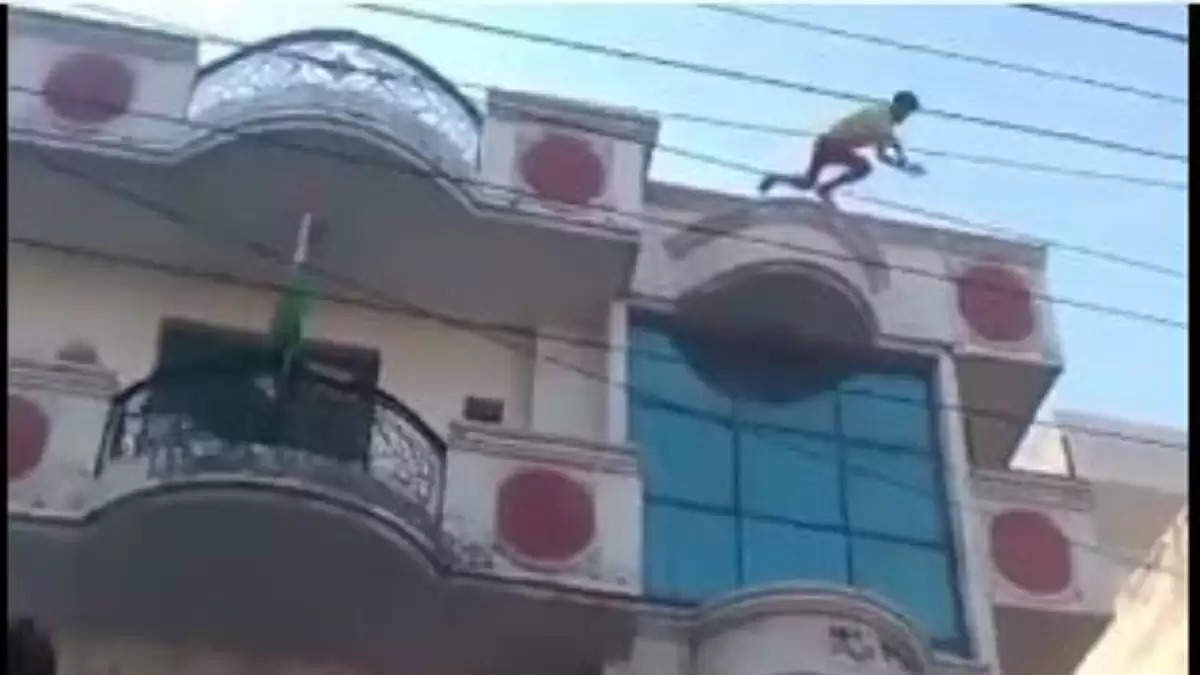 गाजियाबाद : युवक ने तीसरी मंजिल से लगाई छलांग, गंभीर हालत में भर्ती, वीडियो वायरल