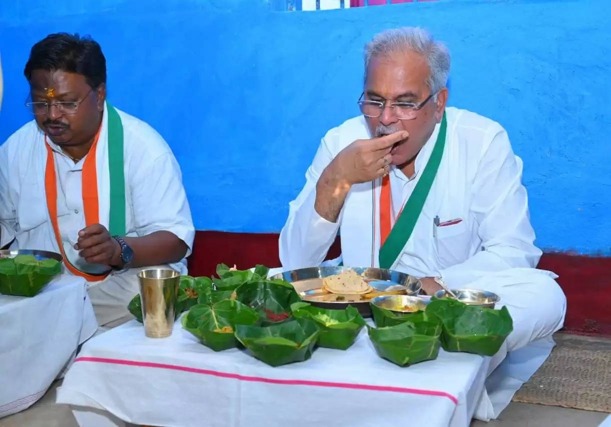 CM बघेल ने किसान अर्जुन दीवान के घर किया दोपहर का भोजन...