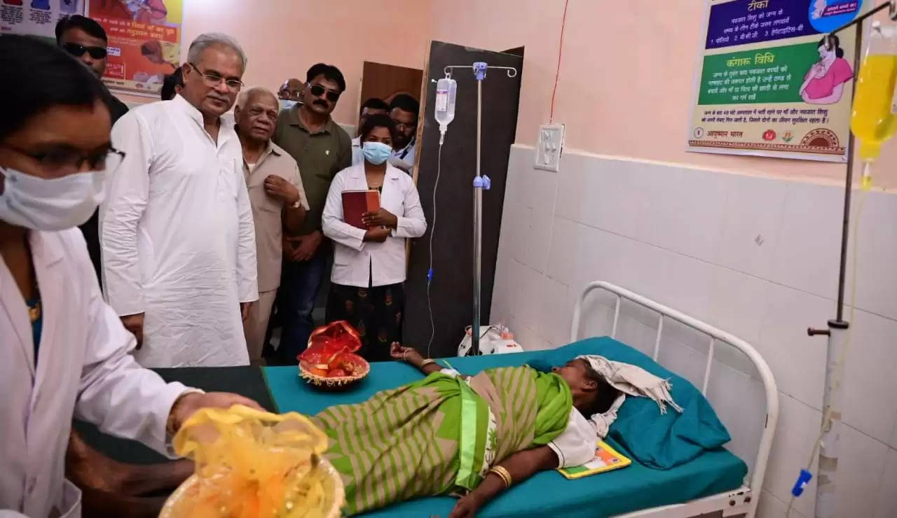 मुख्यमंत्री ने कहा ’मैं तोर बर फल लाय हंव’,CM बघेल ने बटईकेला प्राथमिक स्वास्थ्य केन्द्र का किया निरीक्षण और मरीजों से चर्चा की