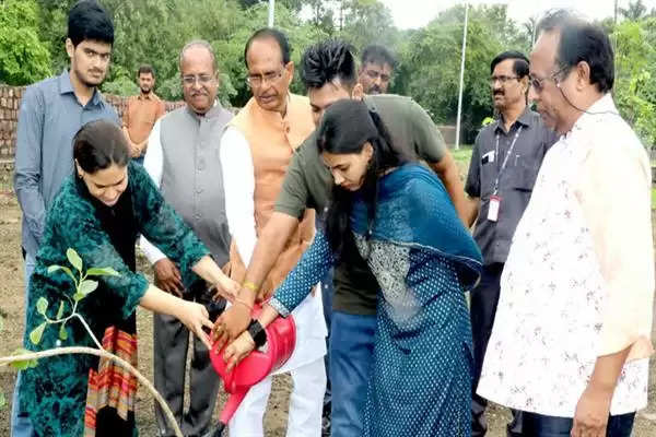 CM चौहान ने बरगद, नीम और कचनार के पौधे लगाए