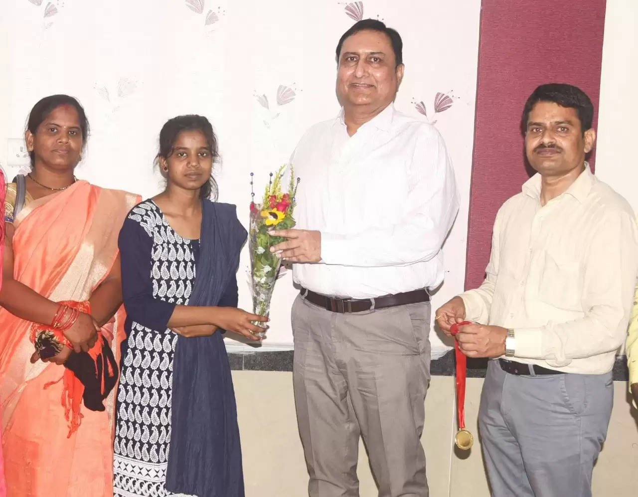 जांजगीर की मेधावी छात्रा दीपाली का संभागायुक्त डॉ. संजय अलंग ने किया सम्मान