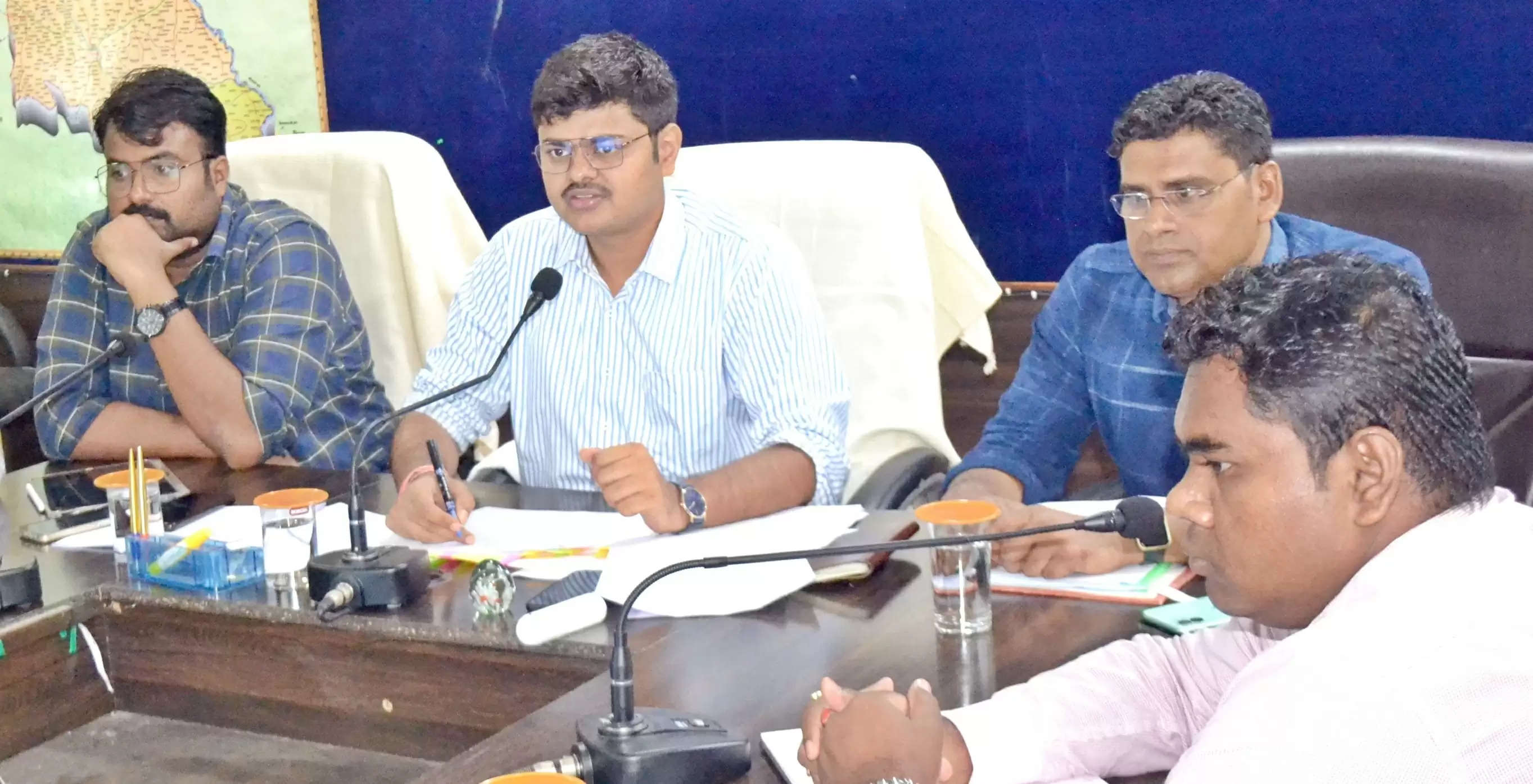 मुंगेली जिले में शासन की महत्वाकांक्षी योजनाओं का बेहतर क्रियान्वयन करें : कलेक्टर राहुल देव