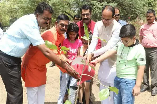 CM चौहान ने बच्चों के साथ लगाए बरगद और नीम के पौधे