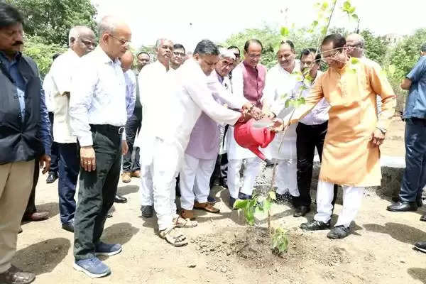 CM चौहान ने पीपल, नीम और बरगद के पौधे रोपे