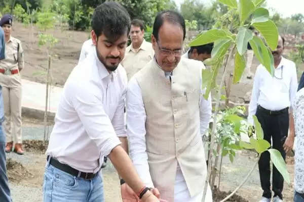 CM चौहान ने बरगद, केसिया और सप्तपर्णी के पौधे लगाए