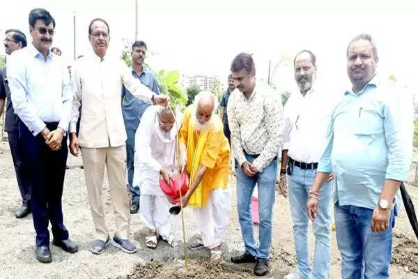 CM चौहान ने पीपल, नीम और कदम्ब के पौधे लगाए