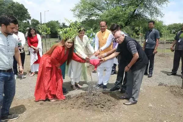 CM चौहान ने पीपल, नीम और हरसिंगार के पौधे लगाए