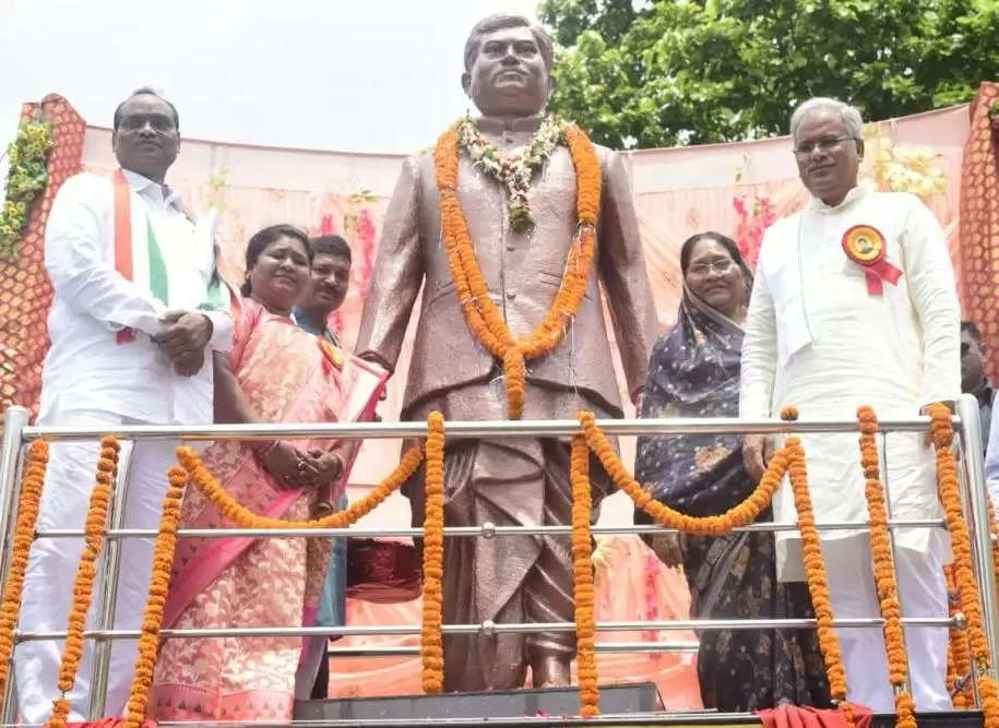 CM बघेल ने मरवाही में आदिवासी नेता डॉ. भँवर सिंह पोर्ते की आदमकद प्रतिमा का किया अनावरण