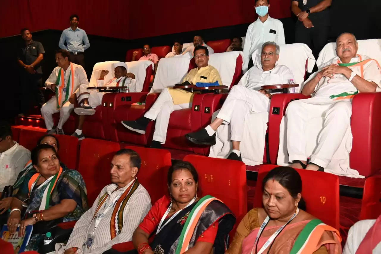 CM भूपेश बघेल ने मंत्रिमंडल के सदस्यों के साथ राष्ट्रीय अवार्ड प्राप्त भूलन द मेज मूवी देखी...