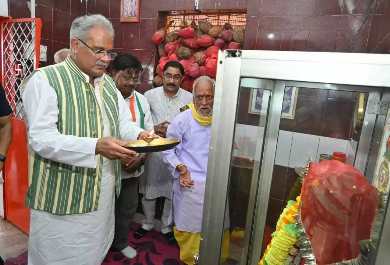 मुख्यमंत्री ने कुनकुरी के हनुमान टेकरी मंदिर में की पूजा-अर्चना