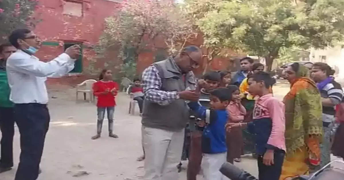 उत्तर प्रदेश : शिक्षक ने नाबालिग छात्र को दंडित करने के लिए ड्रिल मशीन का किया उपयोग