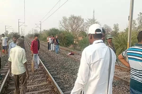 यूपी में शख्स ने बेटे को रेलवे ट्रैक पर बैठने को किया मजबूर