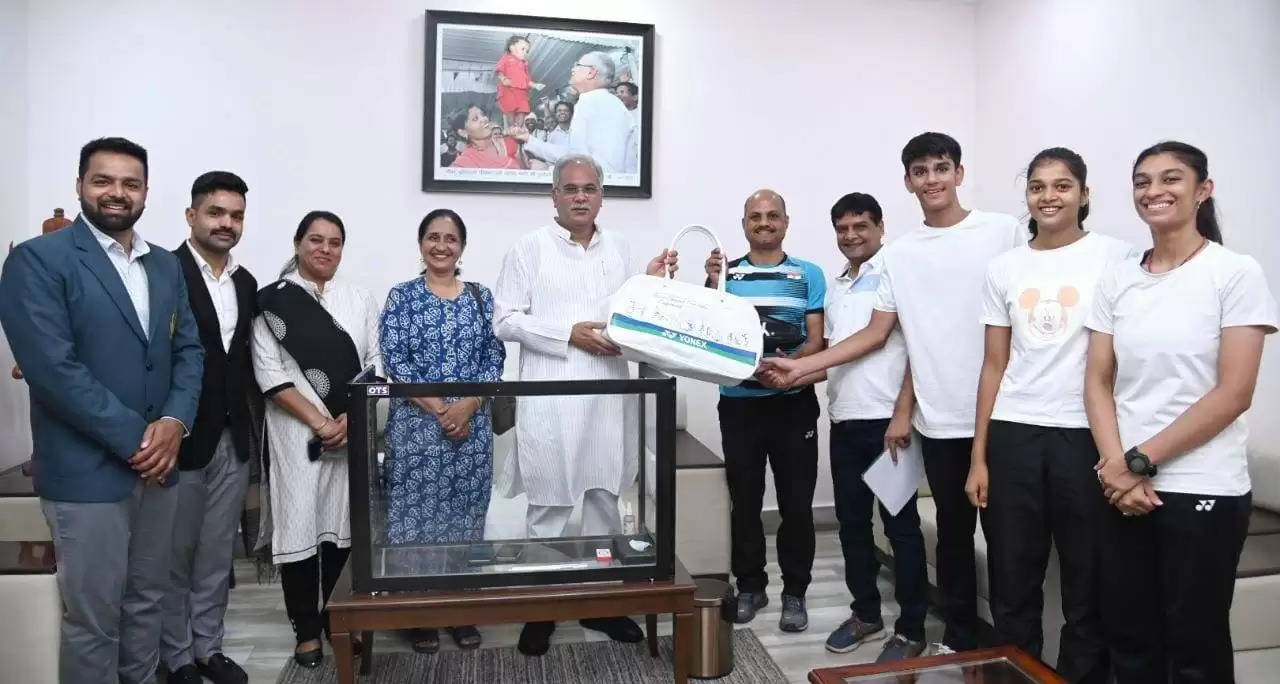 थॉमस कप विजेता भारतीय टीम ने मुख्यमंत्री भूपेश बघेल के लिए भेजा हस्ताक्षर किया हुआ बैडमिंटन किट