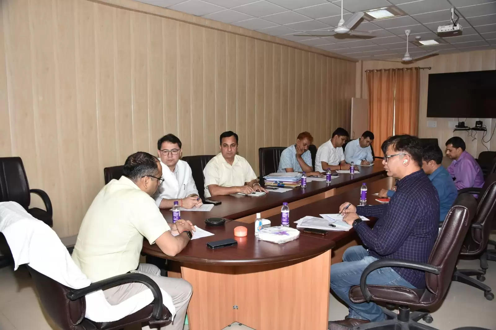 विशेष प्रमुख सचिव अभिनव कुमार ने सूचना विभाग के अधिकारियों के साथ बैठक करते हुए दिये आवश्यक दिशा निर्देश