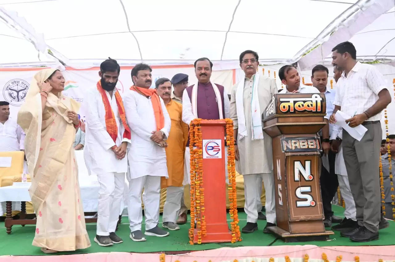 उत्तर प्रदेश के उपमुख्यमंत्री केशव प्रसाद मौर्य ने झांसी में गरीब कल्याण जनसभा को किया संबोधित