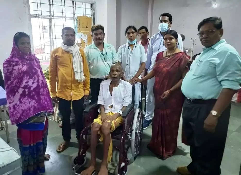 कलेक्टर डॉ. प्रियंका शुक्ला के निर्देश पर मरीज को तत्काल मिला व्हील चेयर