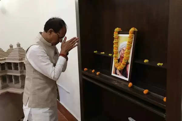 CM चौहान ने जननायक भगवान बिरसा मुंडा के चित्र पर माल्यार्पण किया