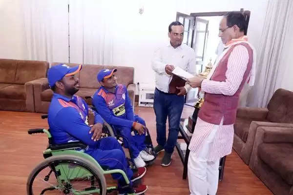 CM चौहान से म.प्र. व्हील चेयर क्रिकेट टीम के सदस्यों ने की भेंट