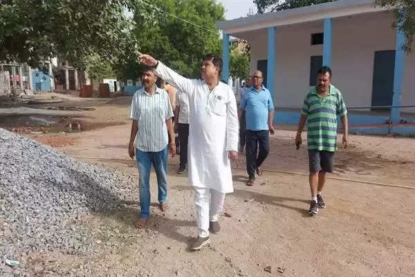 ऊर्जा मंत्री तोमर भोपाल से ग्वालियर रेलवे स्टेशन पहुँचे और ई-रिक्शा से अपने निवास गए