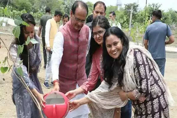 CM चौहान ने पीपल, नीम और कदंब का पौधा रोपा
