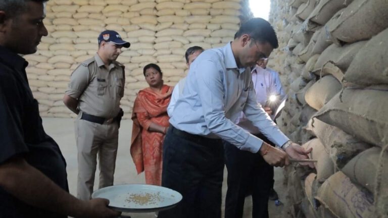 DM का अचानक छापा! गोदाम में हड़कंप, अनाज की हुई मौके पर ही जांच