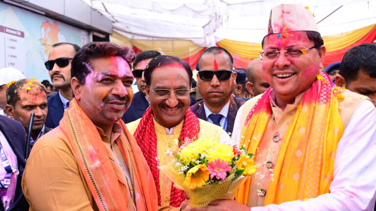 उत्तराखंड बीजेपी कार्यालय में होली की धूम! सीएम धामी और महेंद्र भट्ट ने बरसाए फूल
