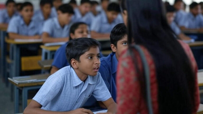 ‘3 साल बेमिसाल’ कार्यक्रम बना छात्रों के लिए परेशानी, लाउडस्पीकर के शोर में दी परीक्षा