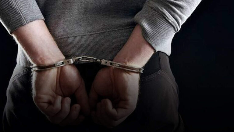 नशे की लत में डूबे चोरों ने उड़ाया दुकान का माल, पुलिस ने किया रंगे हाथों गिरफ्तार!