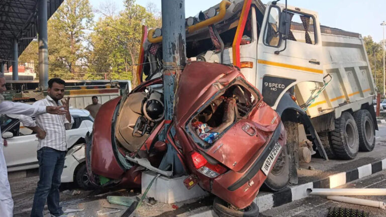 Dehradun : लच्छीवाला टोल प्लाजा पर डंपर का कहर, तीन कारें चकनाचूर